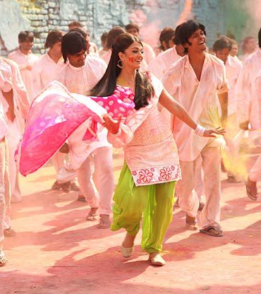 Aishwarya dancing in Holi song in Action Replayy