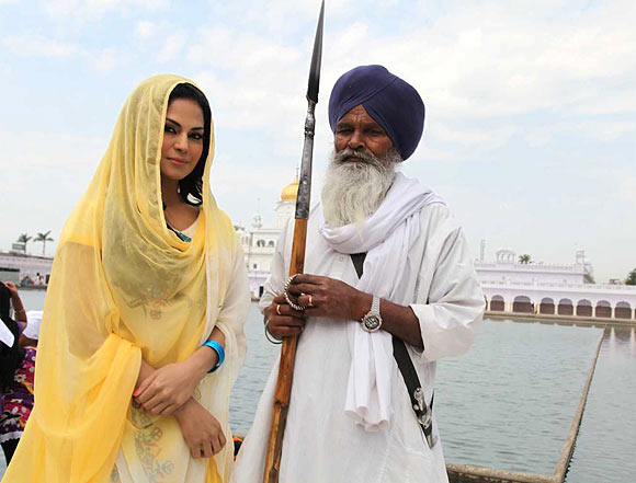 Veena Malik visits gurudwara