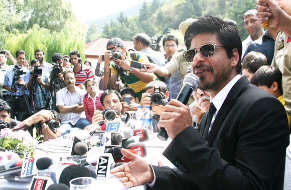 Shahrukh at a press conference in Kashmir after finishing shoot for Yash Chopra Film