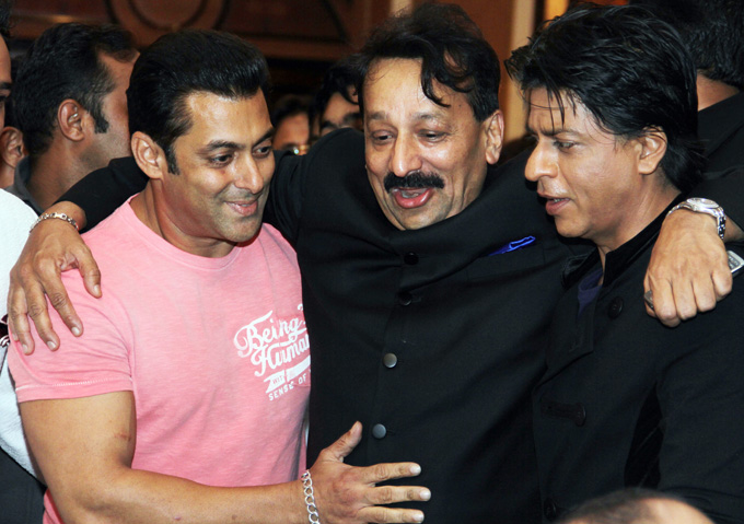 Shahrukh & Salman hugged at Ifftar party