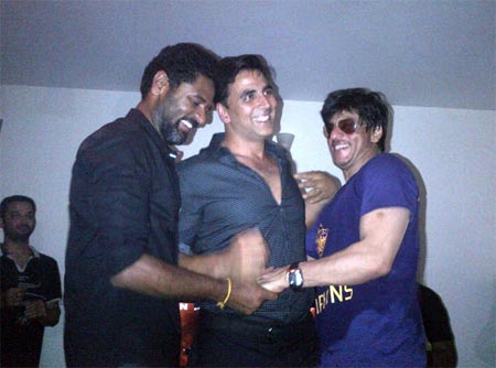 Shahrukh with Akshay Kumar celebrating IPL victory