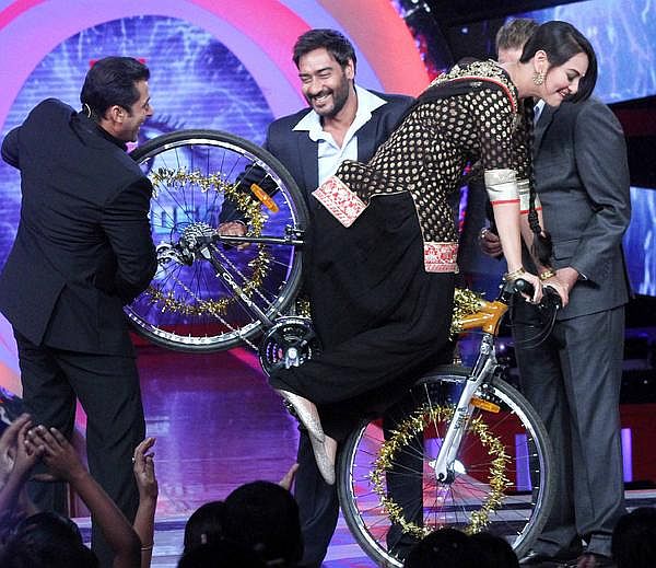 Ajay Devgn Sonakshi & Sanjay Dutt on sets of Bigg Boss 6