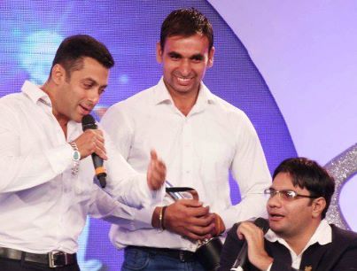 Salman Khan Eshaa Gupta & Prachi Desai at IBN 7 Idol Ceremony