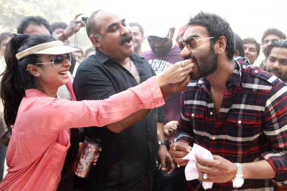 Ajay Devgn celebrating his birthday at the sets of SON OF SARDAR