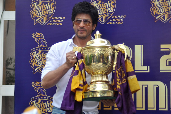 SRK with IPL trophy