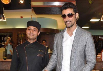 Kunal Kapoor cooks food for contest winners of LSTCK