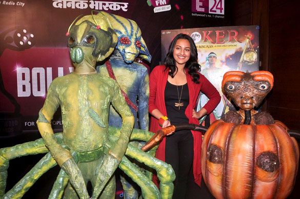 Sonakshi witth Aliens for promotion of JOKER
