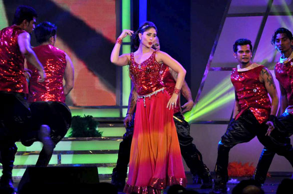 Kareena Malaika Ayushmann & other Bollywood celebs at Credai Estate awards