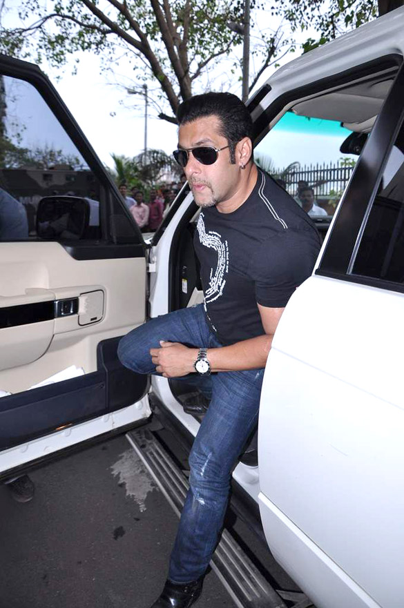 Salman &  other Bollywood celebs attend Last prayer meet of Vilasrao Deshmukh