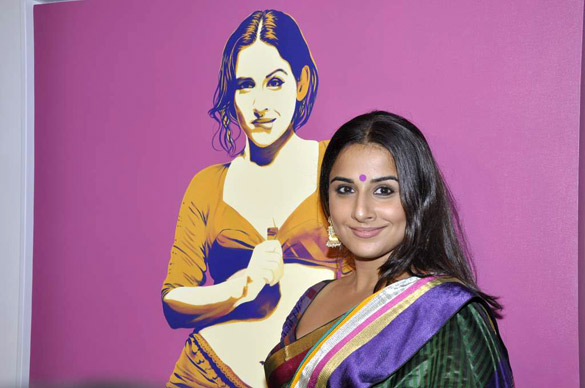 Vidya Balan visits art gallery of her own paintings 