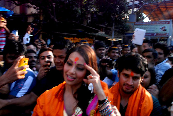 Bipasha Basu at Ganesh Visarjan in Siddhvinayak temple