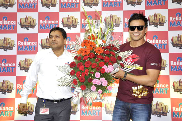 Vivek Oberoi promotes KLPD at Reliance Mart
