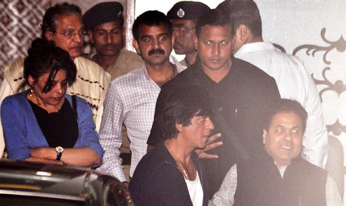 Shahrukh Khan comes back with family from charted plane