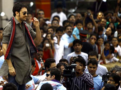 Imran Khan promotes Matru Ki Bijlee Ka Mandola with Red Bull race