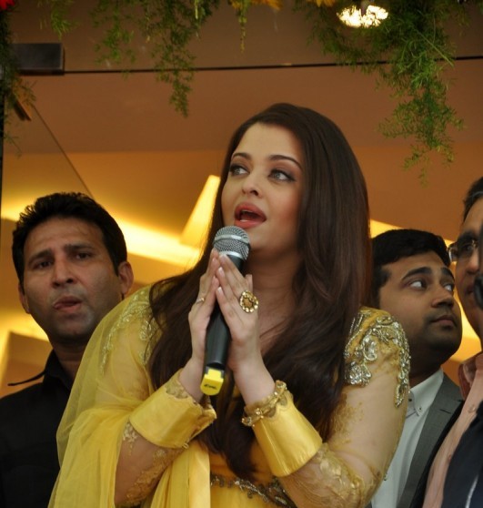 Aishwarya Rai at opening of Jewellery showroom
