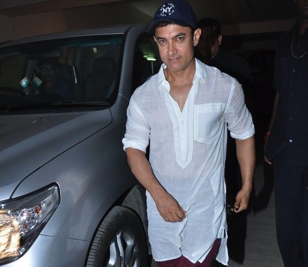 Aamir Khan watches Star Trek with friends
