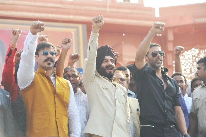 Akshay Kumar and Vivek Obeoir attend peace rally to commemorate the 26/11 martyrs
