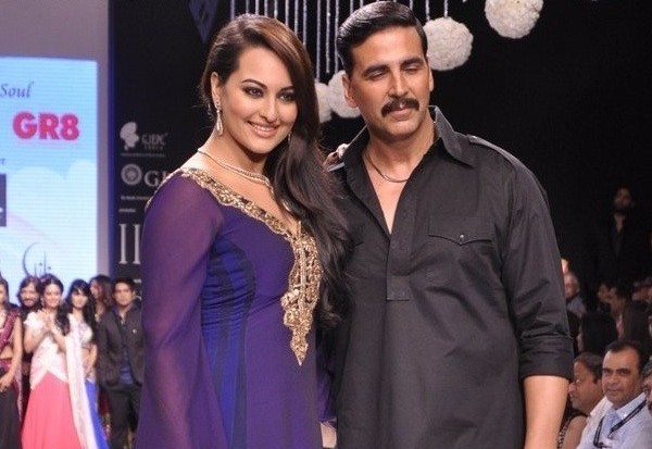 Akshay Kumar & Sonakshi SInha At IIJW