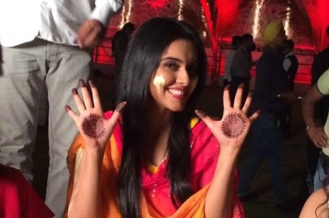 Asin shoots for her wedding scene in 'All Is Well'