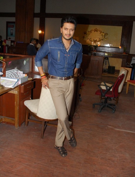 Riteish Deshmukh, Vivek Oberoi and Rhea Chakraborty on the sets of 'Bank Chor'