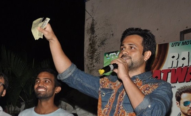 Emraan Hashmi gets his 'Kick' by selling fake tickets during 'Raja Natwarlal' promotions