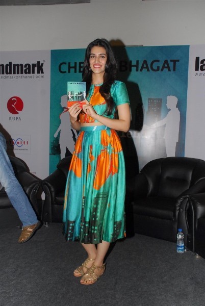 Kriti Sanon, Chetan Bhagat, Ekta Kapoor and others at the 'Half Girlfriend' book launch