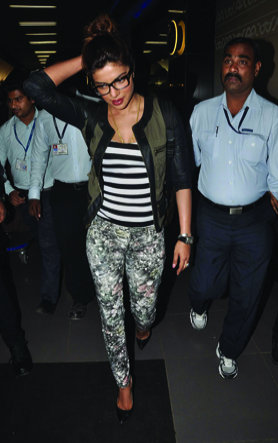 Priyanka & Farhan snapped at the airport