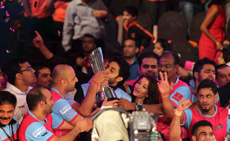 Abhishek and Aishwarya celebrate their Pro-Kabaddi team's victory