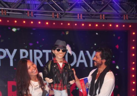 Shahrukh Khan celebrates his birthday with fans