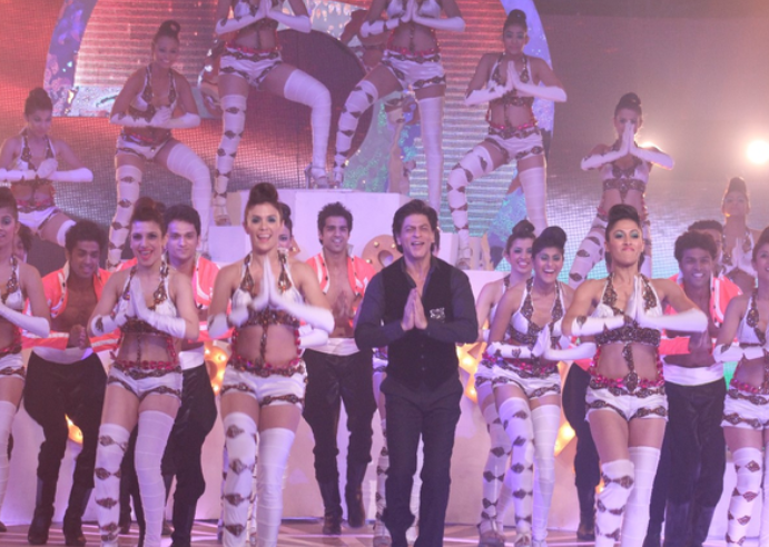 Shahrukh Khan performs at the opening episode of 'India Poochega Sabse Shaana Kaun?'