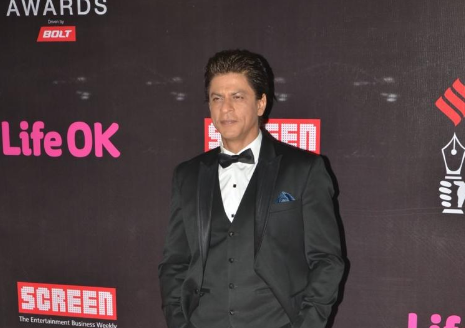 Handsome Shahrukh Khan at 21st Life OK Screen Awards