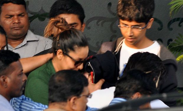 SRK, Gauri, Aryan and AbRam at the Airport