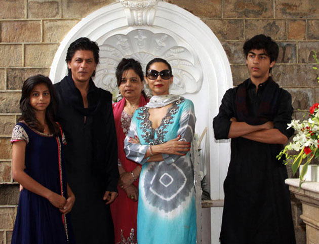 Shahrukh celebrates Eid with family & Rohit Shetty
