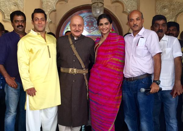 Salman, Sonam, Anupam Kher and Sooraj Barjatya on the sets of 'Prem Ratan Dhan Payo'