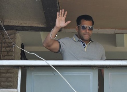 Salman Khan celebrates birthday with fans