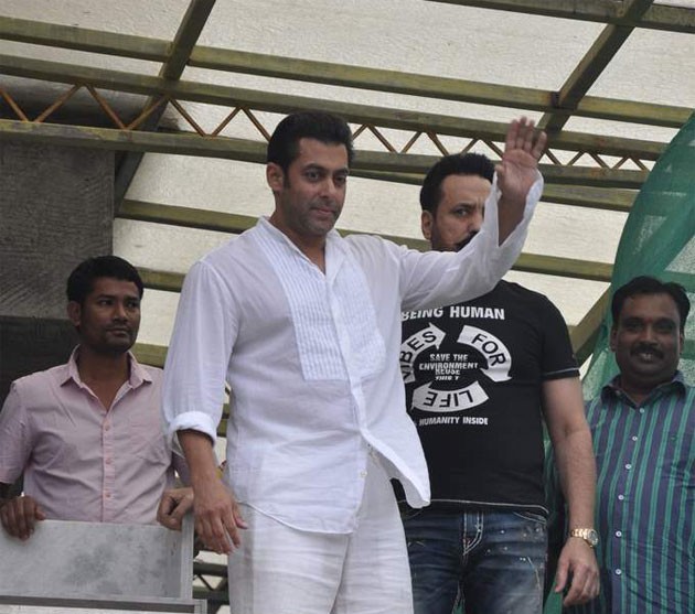 Salman Celebrates Eid