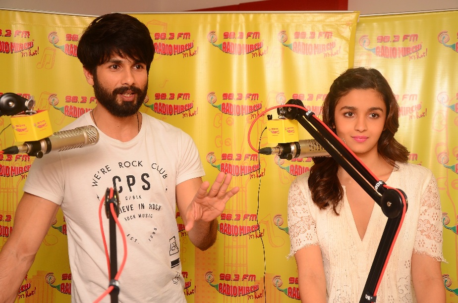 Shahid Kapoor and Alia Bhatt promote 'Shaandaar' at a radio station