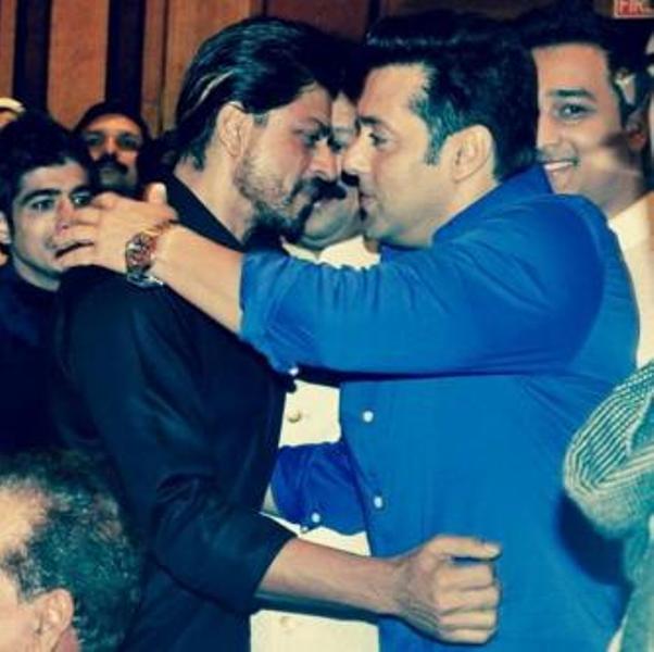 Salman and Shahrukh Khan warmly hugged each other at the Iftaar party hosted by Baba Siddiqui
