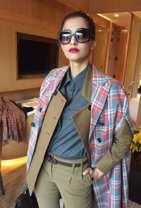 Sonam Kapoor looking classy at the Delhi promotions of 'Dolly Ki Doli'