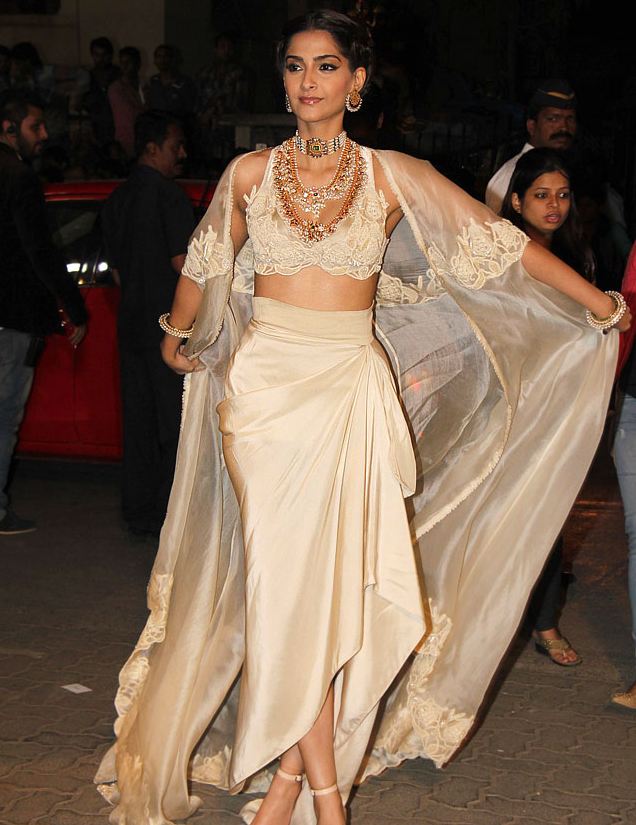 Sonam Kapoor looking beautiful at Filmfare Awards 2015