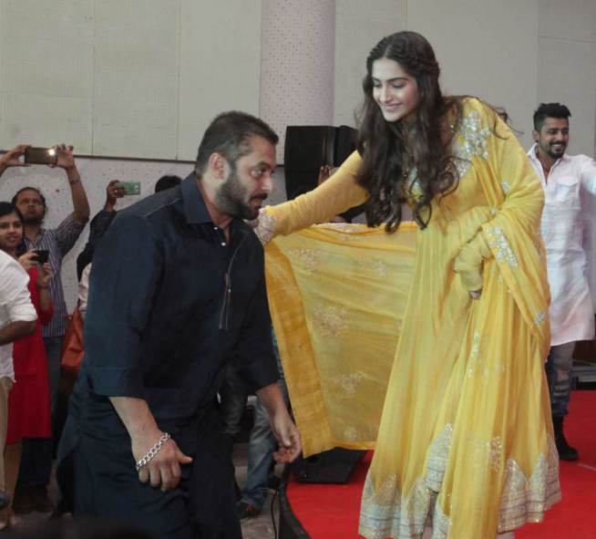 Salman Khan, Sonam Kapoor And The PRDP Team Celebrate Diwali With Dharavi Band