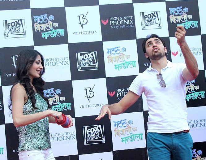 Imran & Anushka fly kites to promote MKBKM