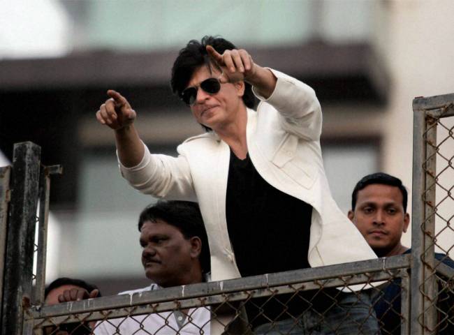 SRK celebrates birthday with fans & media