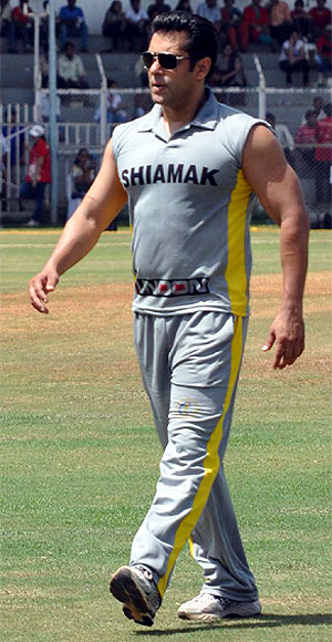 Salman Plays cricket match with son of Aamir Khan for social cause 8