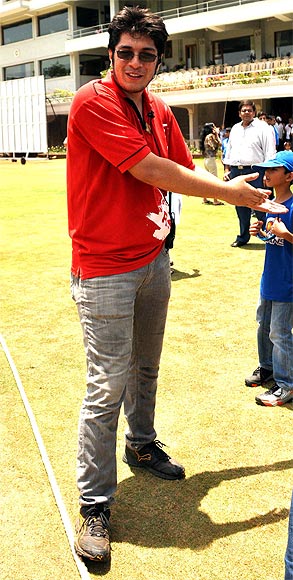 Salman Plays cricket match with son of Aamir Khan for social cause 2