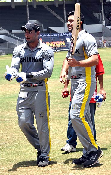 Salman Plays cricket match with son of Aamir Khan for social cause 3