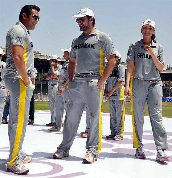 Salman Plays cricket match with son of Aamir Khan for social cause 5