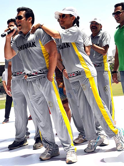Salman Plays cricket match with son of Aamir Khan for social cause 6