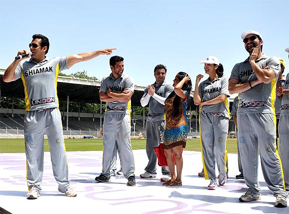Salman Plays cricket match with son of Aamir Khan for social cause 7