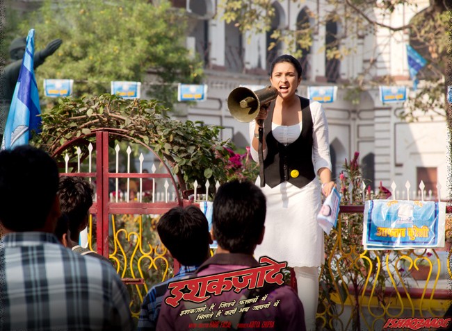 Arjun Kapoor & Parineeti Chopra in Ishaqzaade 35
